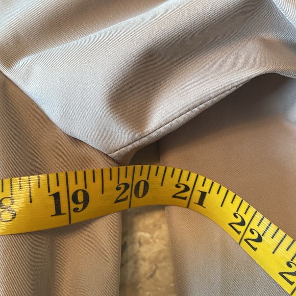 Ellen Tracy light trench coat w/ detachable hood, Excellent Condition, - Picture 10 of 16